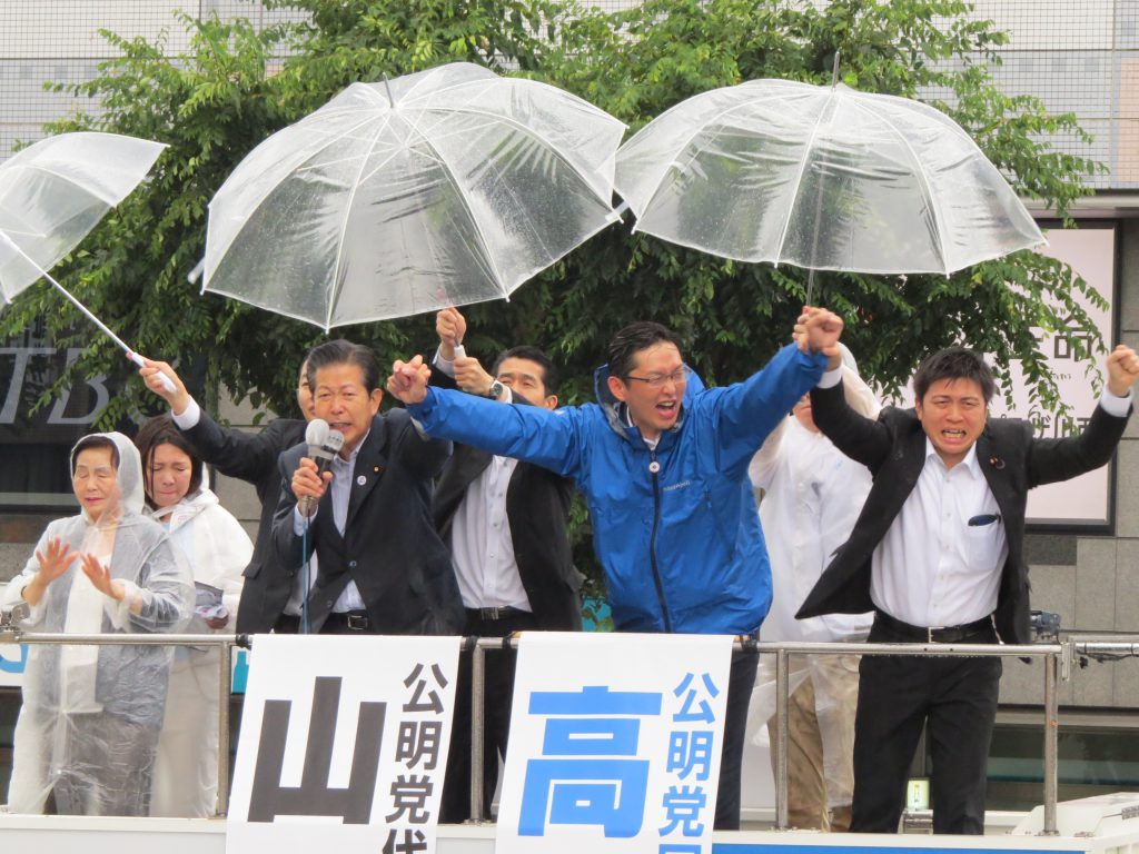 雨の中、街頭演説